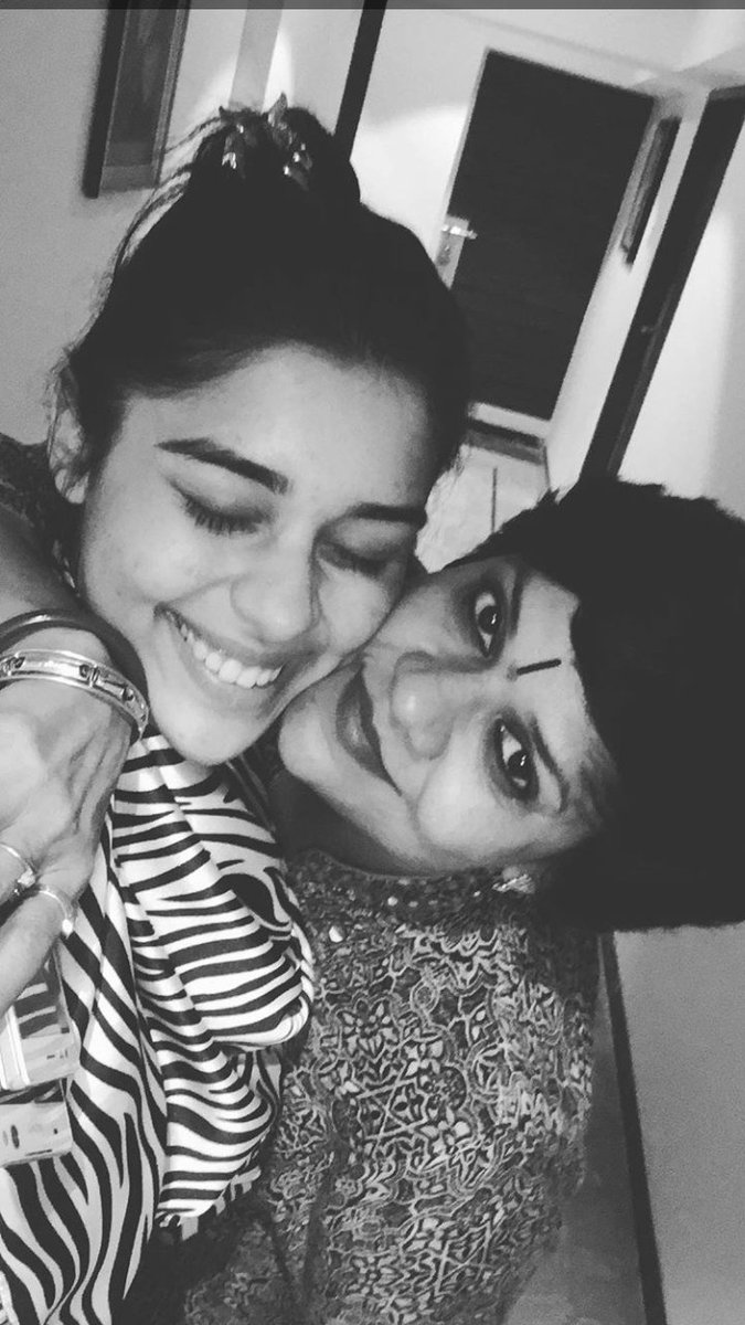 EishasinghF's tweet photo. Adorable #momanddaughter 😘😍 @Rekhasingh2712 @EishaSingh2412 https://t.co/pL5SA5uYt7