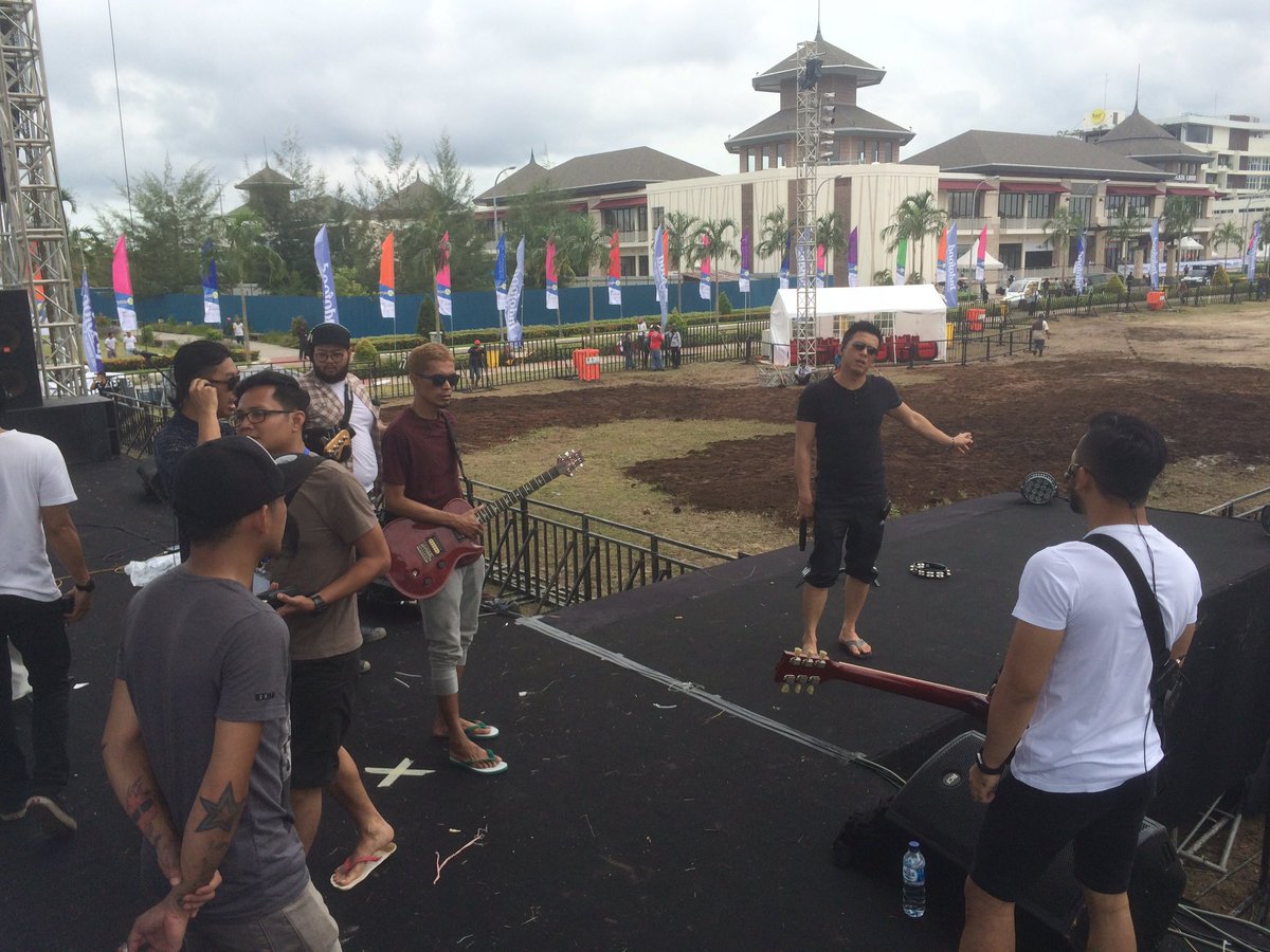 lagi persiapan soundcheck buat acara nanti malam di <a href="/Soundscape2016/">Soundscape</a>