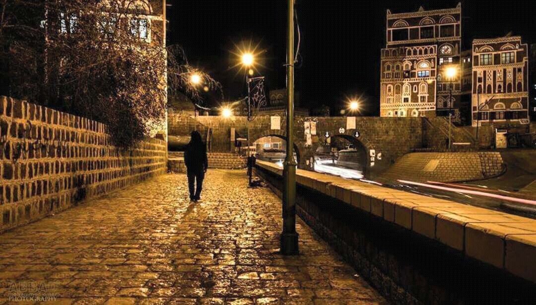 إن كنتي تبكين يا صنعاء من ولهٍ
فقد سكبنا عليك الغيث والسحبا
استغفري أنتي مماتفعلين بنا
هذا الجمال اليماني يقتل العربا 
#صنعاء