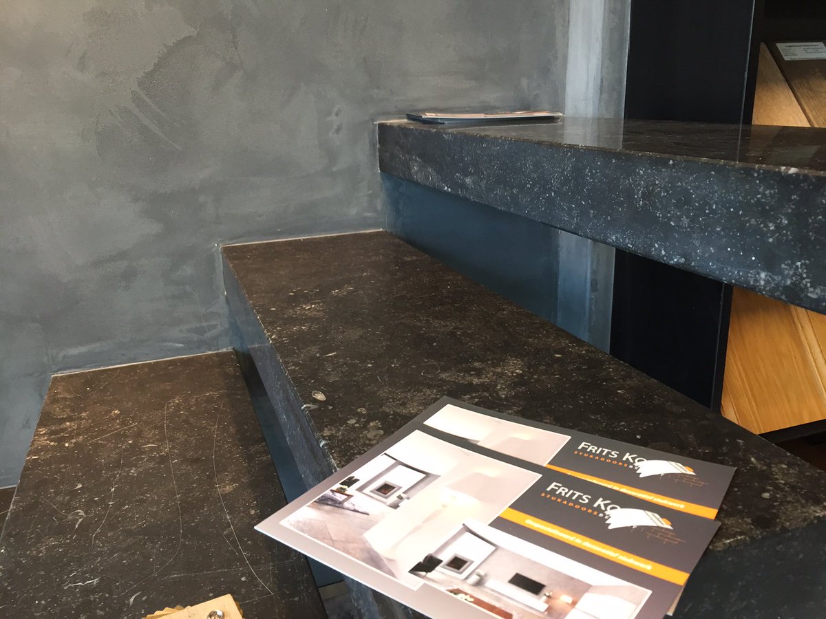 Trappenshowroom's tweet photo. Natuurstenen treden zwevend uit de gestucte muur @Frits_Kool_  #design #exclusief https://t.co/tyVwbr23gs