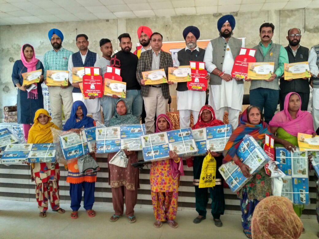 s_atnam's tweet photo. NEW CONNECTION DISTRIBUTION UNDER PMUY BY,
HARPREET SINGH MLA MALOUT,
SH.RAJESH KUMAR TERRITORY MANGER BPCL BHATINDA. https://t.co/2mSHIrKMUj