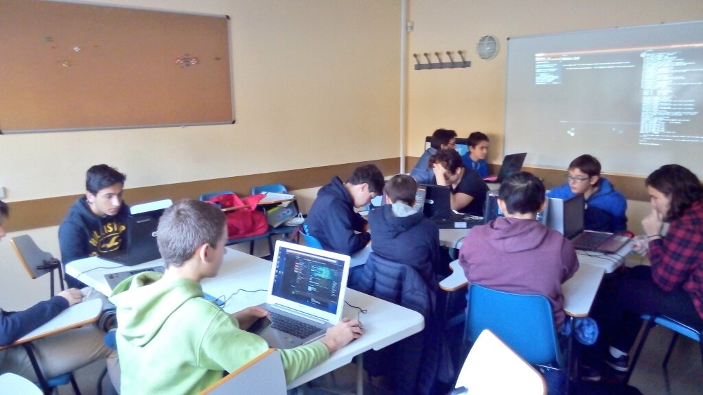 majadajoven's tweet image. Nuestros #Ninjas creando con #hacknet #coderdojomajadahonda