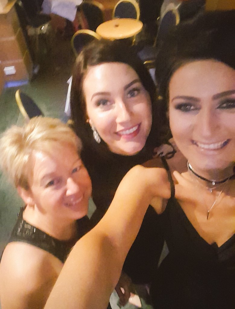 Veronica22mcc's tweet photo. Night out with these folks๐ fab night bopping around to @derekryanmusic ๐#workdoo #dressedup https://t.co/MtnzYWOVai