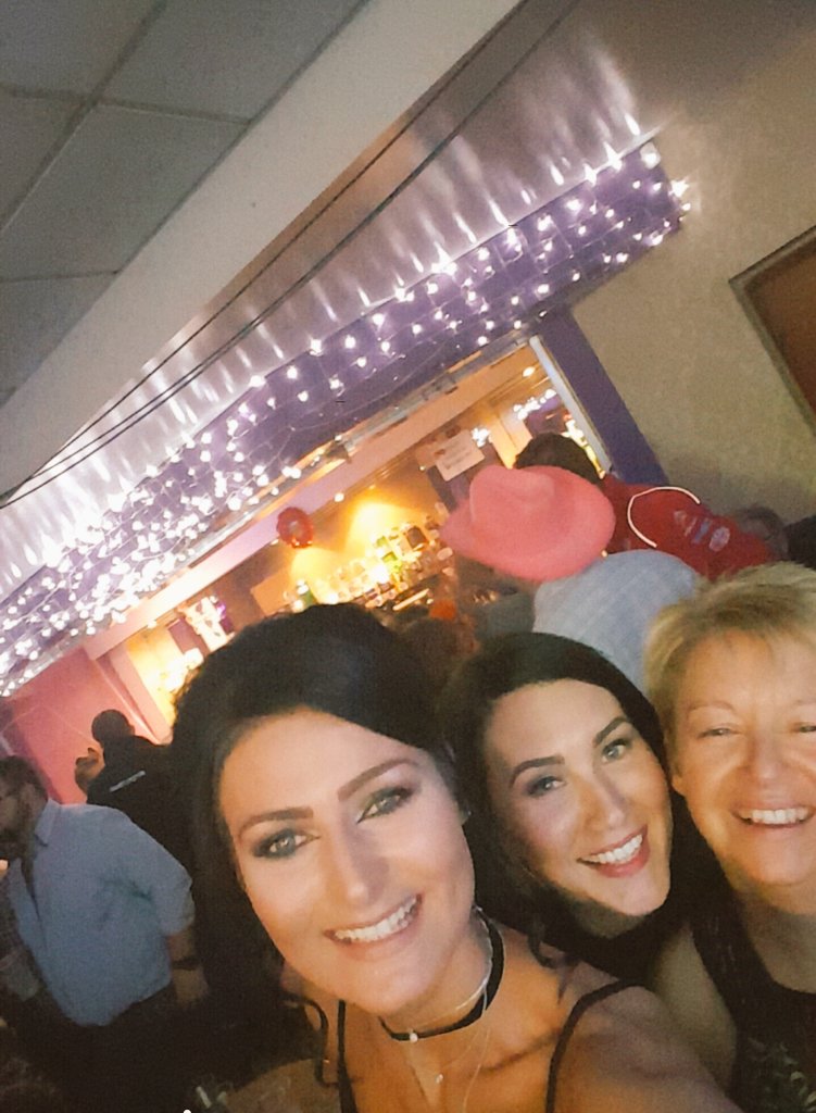 Veronica22mcc's tweet photo. Night out with these folks๐ fab night bopping around to @derekryanmusic ๐#workdoo #dressedup https://t.co/MtnzYWOVai
