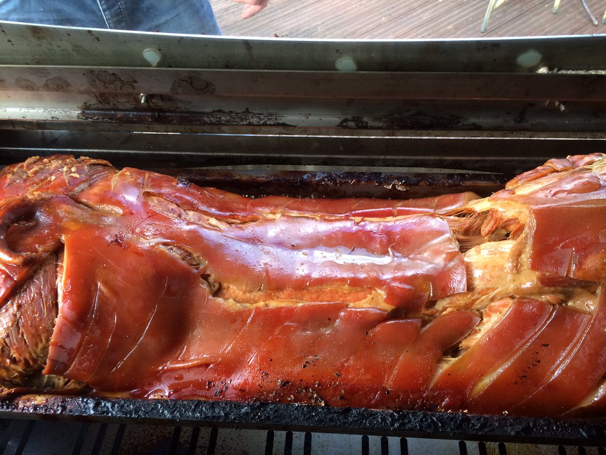 BeehiveN17's tweet photo. We've been roasting this hog for 15 hours.. £6 for massive roll... #hogroast #slowroast #succulent @SmokeyVK 🍴🍻 https://t.co/XhHcbbdqlf