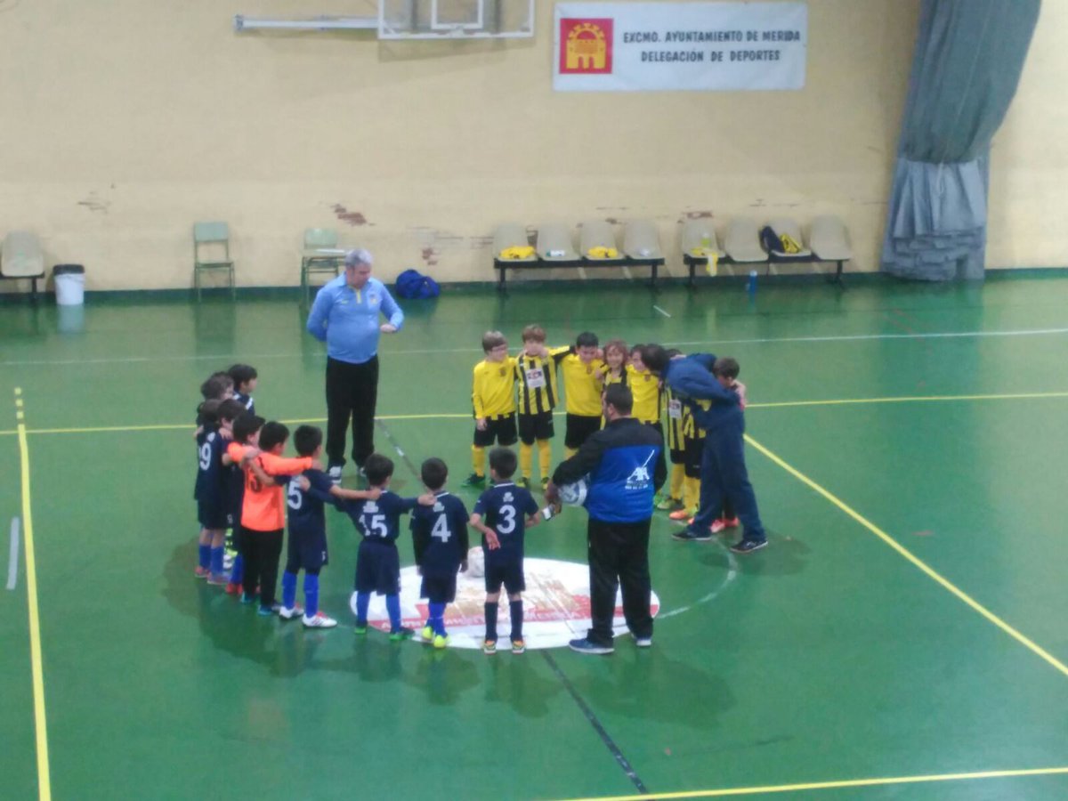 CFUTBOLPIZARRO's tweet photo. En directo @CFUTBOLPIZARRO vs @CDLegionX  0-0 prebenjamines minuto de silencio @ChapecoenseReal d.e.p https://t.co/IeXdQoDEPG