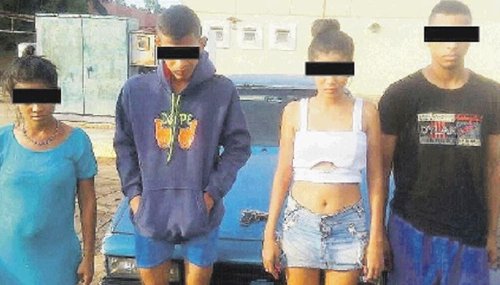 InformadorVeraz's tweet photo. Unas mujeres y hombres nuevos, criados y crecidos en revolución chavista, bajan a niños para robar su transporte https://t.co/BDDfAVxjg6 https://t.co/cnr0ivyAhD