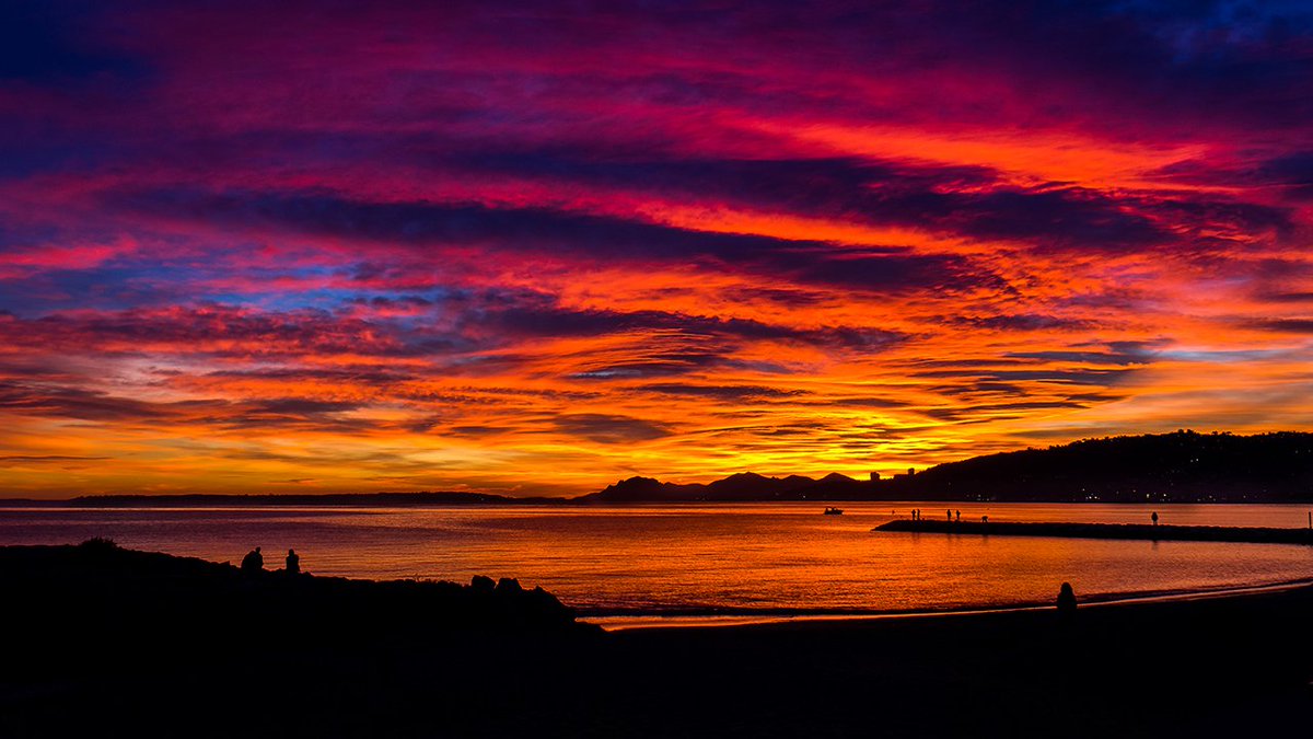 Phototof06's tweet photo. Amazing #Sunset on #Esterel and #Cannes From #juanlespins #CotedAzurNow @Visit_Cotedazur https://t.co/tJttffPNzP