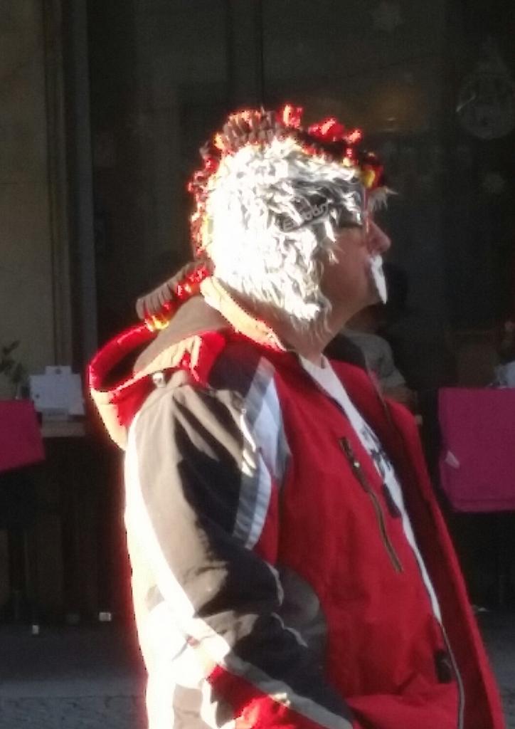 jackpotblume's tweet photo. " Wollen wir rechts oder links lang gehen? - Rechts natürlich!!! " #symbolbild #visitdd #striezelmarkt #nopegida #fckdtschlnd #nogermany https://t.co/6ouMjIHUFz