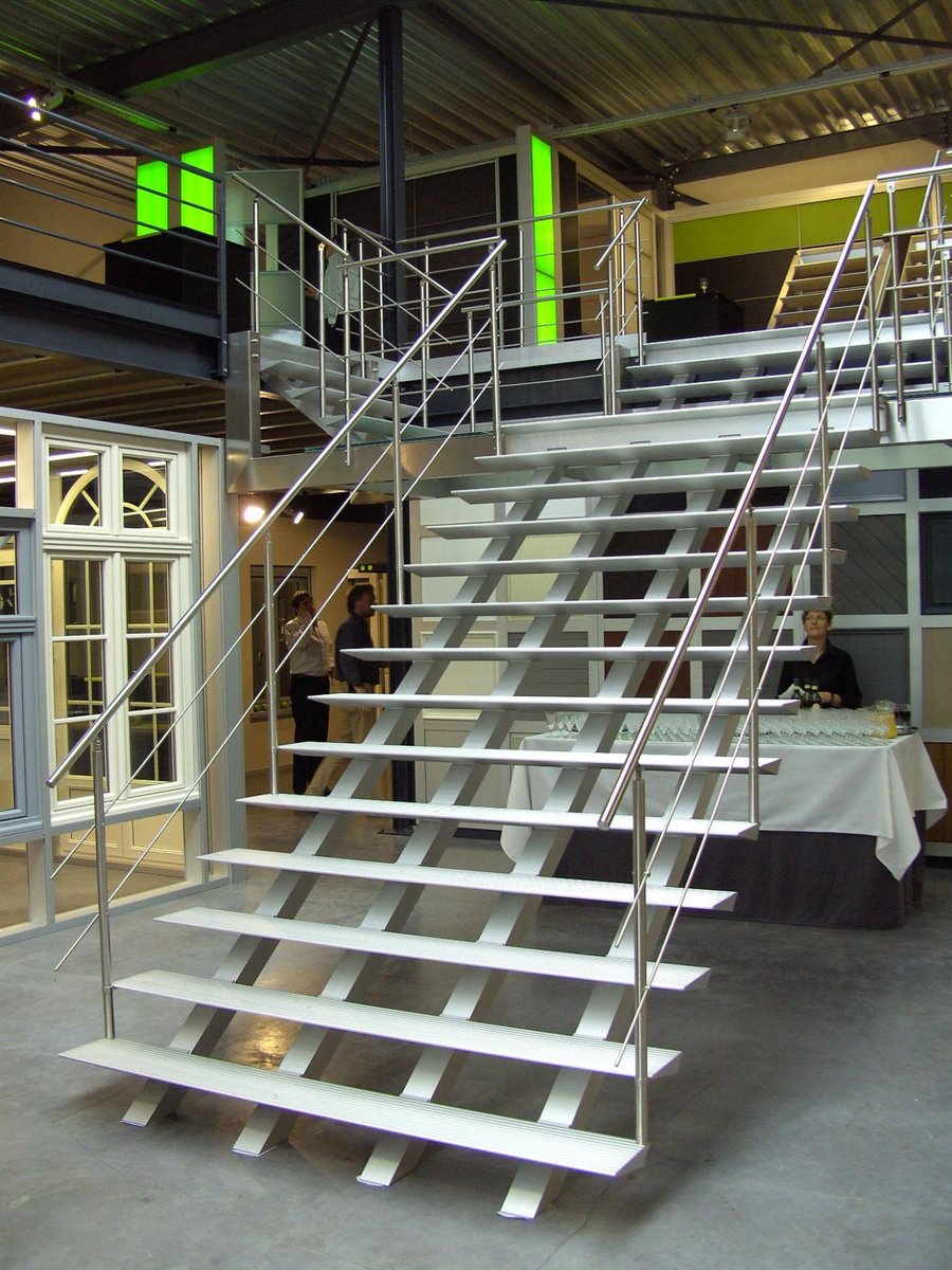Trappenshowroom's tweet photo. #Aluminium trappen met #RVS hekwerk https://t.co/VnakG3Q2fE