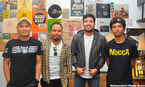 mkini_bm's tweet photo. #seni #hiburan Payung Teduh angkat P Ramlee sebagai pahlawan https://t.co/bIdC0OSNSL https://t.co/aBirFdJwsN