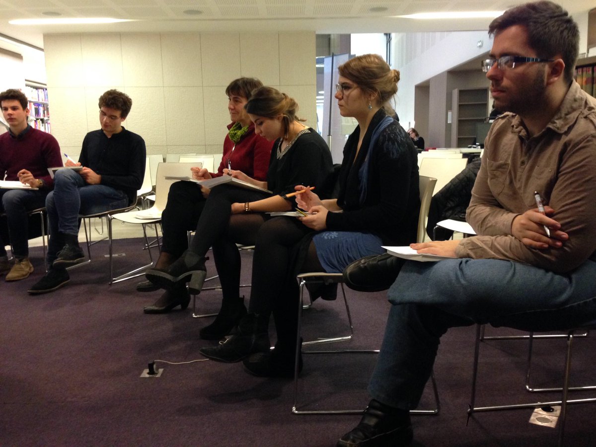 ScPoBibli's tweet photo. L'atelier haïku de la #JDA2016 animé par Nicolas Grenier au Kiosque de @ScPoBibli commence. Les participants se lancent... A vos méninges ! https://t.co/PGmeb8NLJK