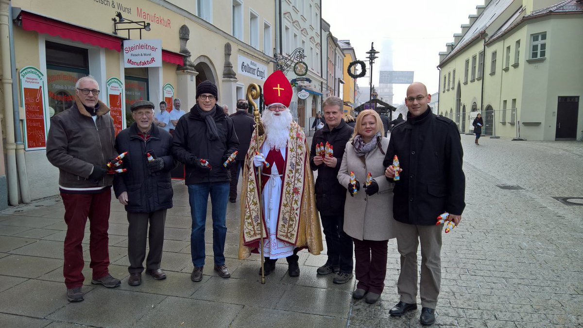 Zur #Adventszeit gehört der #Nikolaus von Myra. CSU verteilt Schokoladen-Nikoläuse in #Deggendorf