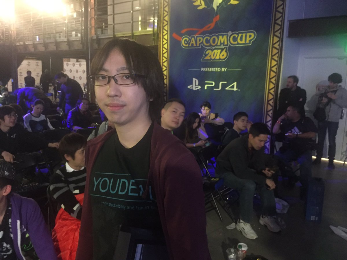CapcomFighters's tweet photo. Heartbreaking loss for @Louffy086 against @yukadon333 making it to top 8 at #CapcomCup2016 https://t.co/sQW798H6Hr https://t.co/BYsSgyeUpo