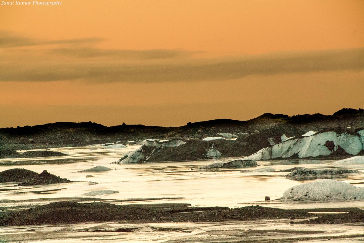 sanatkn's tweet image. beautiful #skycolour against #glacier covered with #volcanic ash