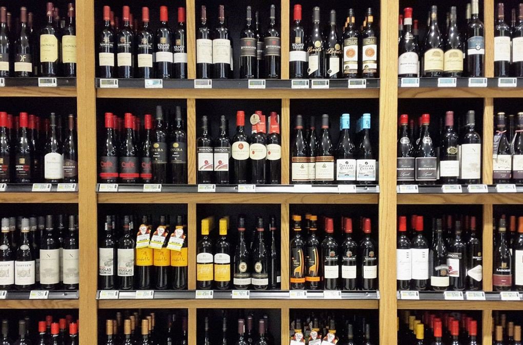 1petermartin's tweet photo. Stocking up? Do your guests a favour, choose something cheap: https://t.co/DDgsv5Zl6C Me, on wine. @smh @theage @canberratimes #ausecon https://t.co/JsURb5YO9W