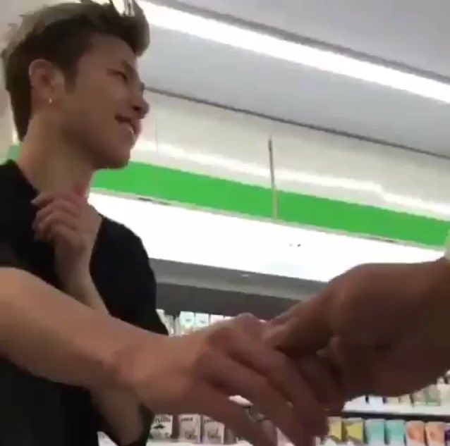 sqmx_'s tweet photo. เมื่อจุนฮเวโดนผู้ชายขอจับมือ มีความเขินอาย น่ารัก🐶💕 https://t.co/XogR3jqbzy