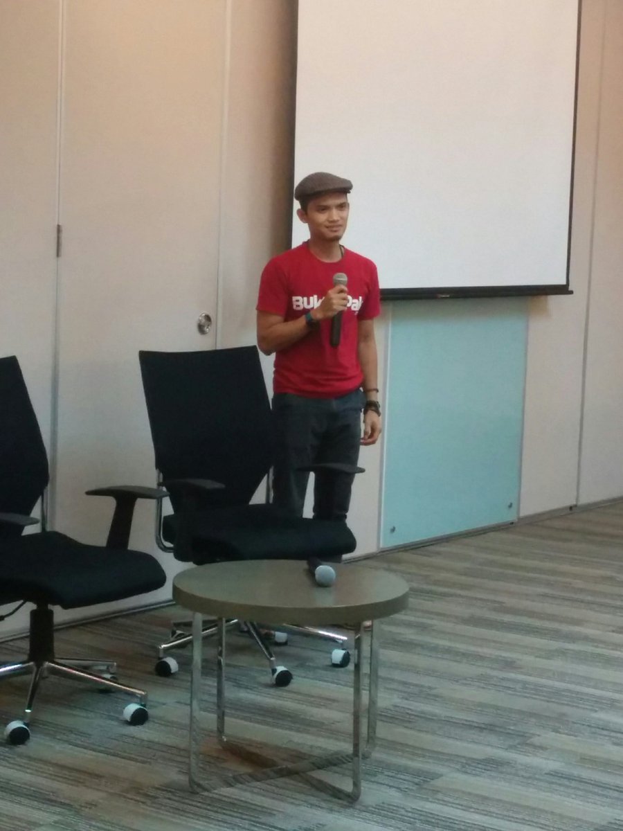 Kak <a href="/defickry/">Fikri Muhammad</a> mewakili <a href="/bukalapak/">Loi Tran</a> memberikan update tentang kegiatan komunitas BukaLapak, sekaligus memipin update dr teman2 komunitas
