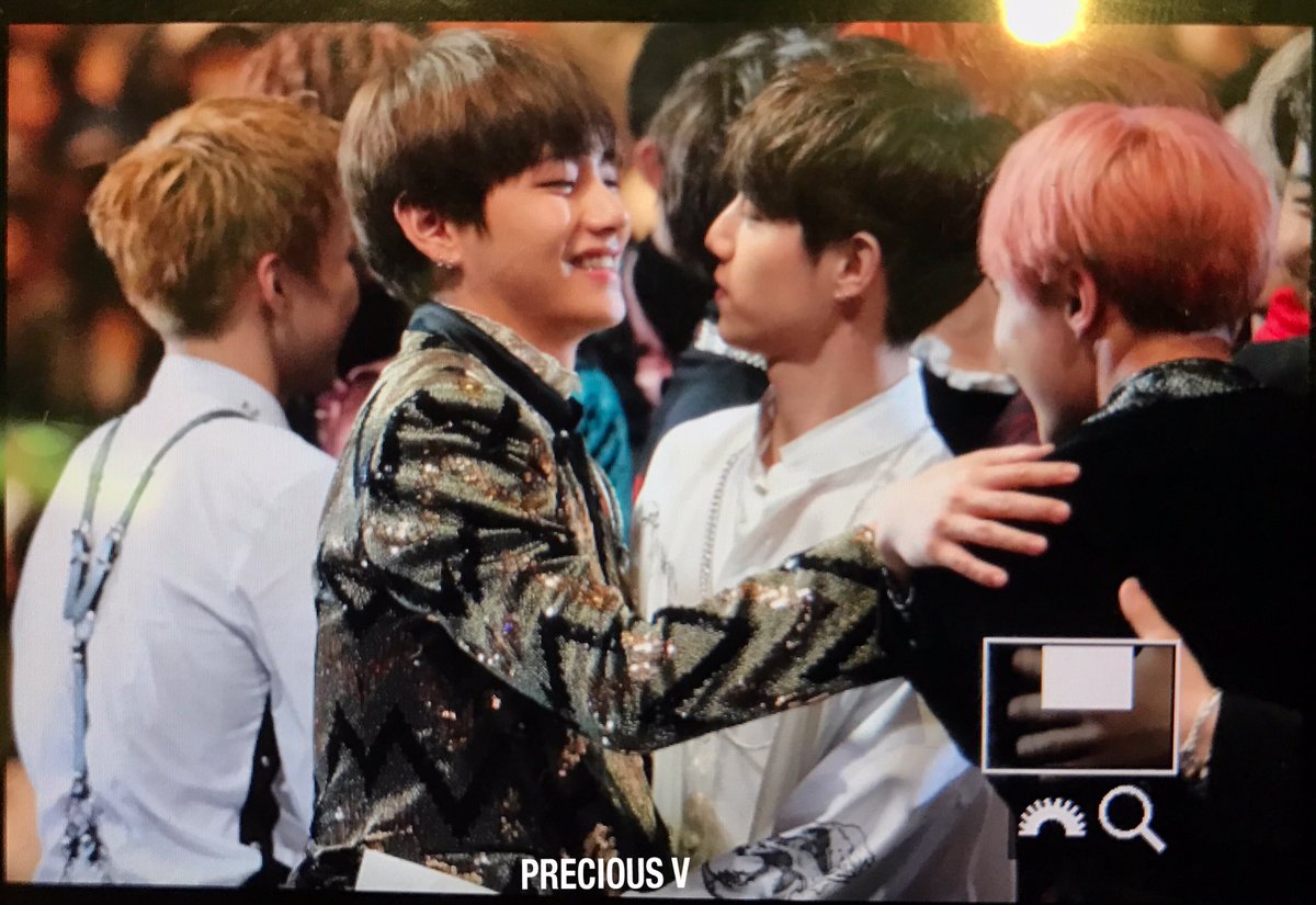 babesuh209's tweet image. Mark : แน่ะ มองเราแบบนี้คือไร ตรงนี้ไม่ได้นะ คนเยอะ!!!
V : น่านะ นิดเดียวเอง อาศัยช่วงชุลมุนนี่แหละ 😂❤
5555555555 #vmark #gotbangtan