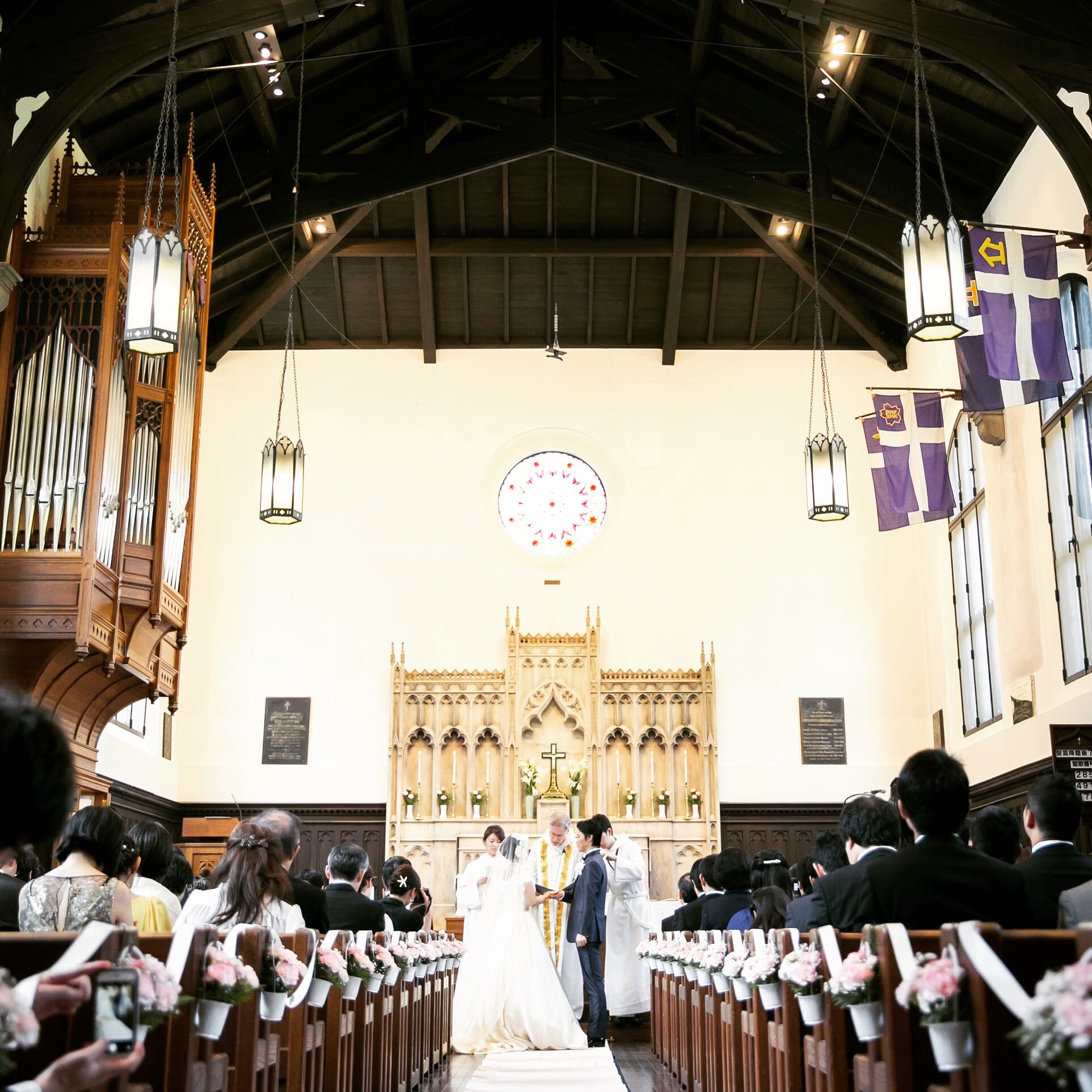 Just Married 梅沢由美 No Twitter パイプオルガン の音色 聖歌隊の歌声 ステンドガラスから降りそそぐ明るい光に包まれて 厳かな雰囲気のなか結婚式が執り行われます 母校のチャペルで恩師や後輩からも見守られた心温まるウエディング