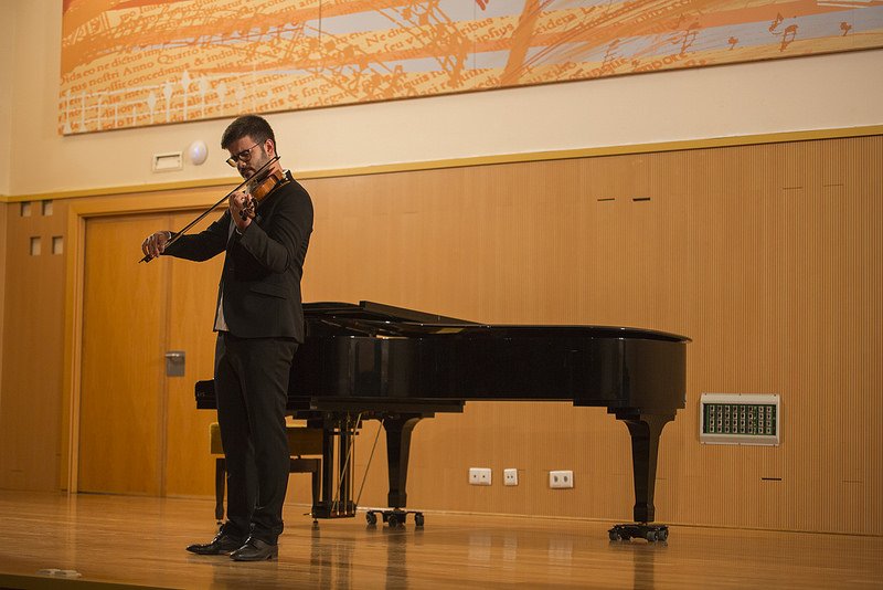 ArtArcum's tweet photo. Os dejamos dos increíbles fotos de nuestro violinista miembro de Art-Arcum mientras tocaba en el concurso Vicent Galvis !!! https://t.co/rT7Psb6xXS