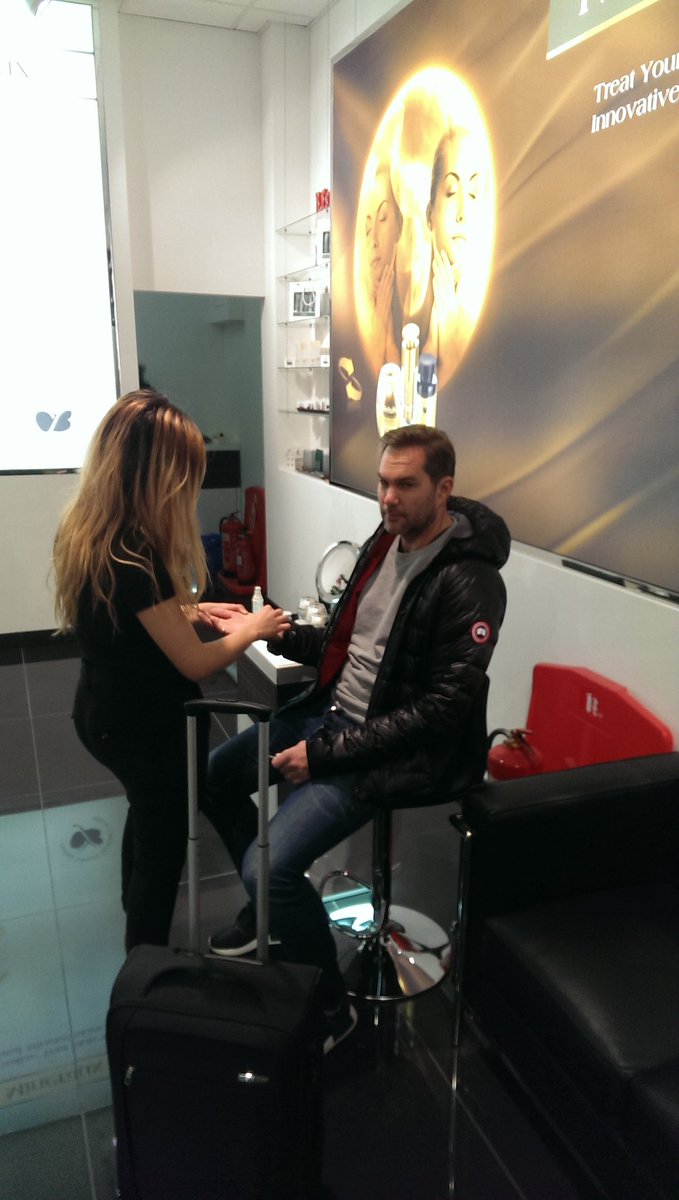 Matchdayevent's tweet photo. Pre match preparation for @MCATEER4 for tonight's show @beggysbar . Some show tickets still available 🍻🍻🍻 https://t.co/udK1e06GWP