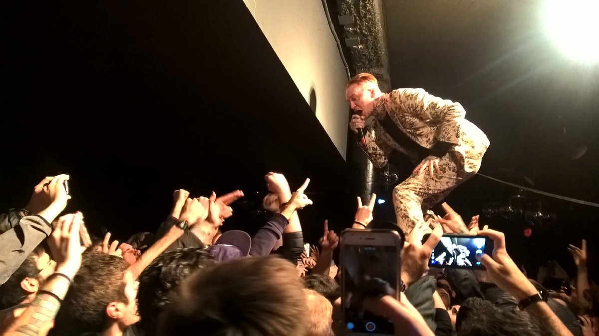 ArturoHerv's tweet photo. @frankcarter23 sobre sus fans en #razz3
#routeresurrection
#resurrectionfest https://t.co/1t68zUb2JI