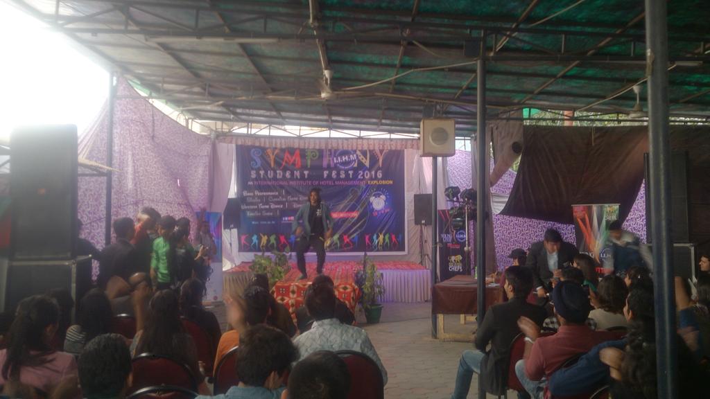 Ms_Tlau92's tweet photo. .@DelhiUniversity joins @IIHMHOTELSCHOOL blasting off #symphony2016 with amazing dance @AADirIIHMDELHI https://t.co/ASniscV571