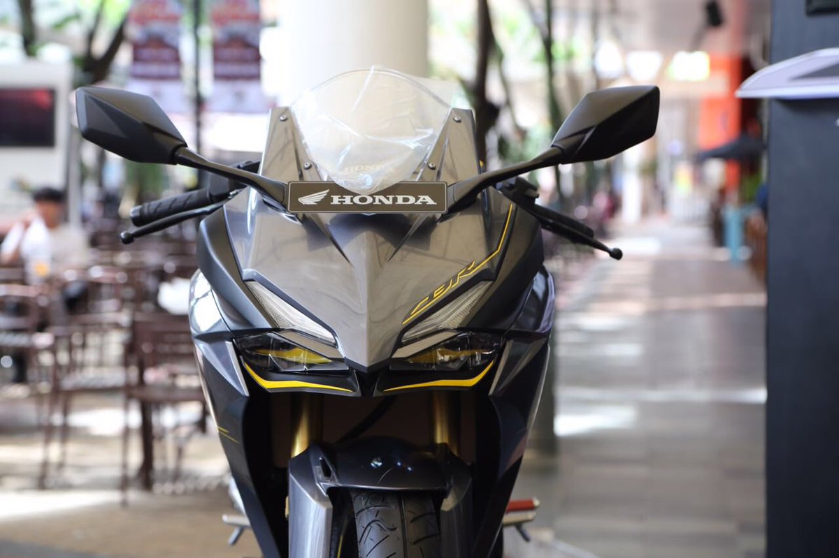WahanaHonda's tweet photo. Headlamp All New CBR250RR udah LED, jadi nggak perlu takut kalo kondisi jalanan gelap. Brosis nggak suka gelap-gelapan kan? #CBR250RRTGR https://t.co/xdwI4WGVl1