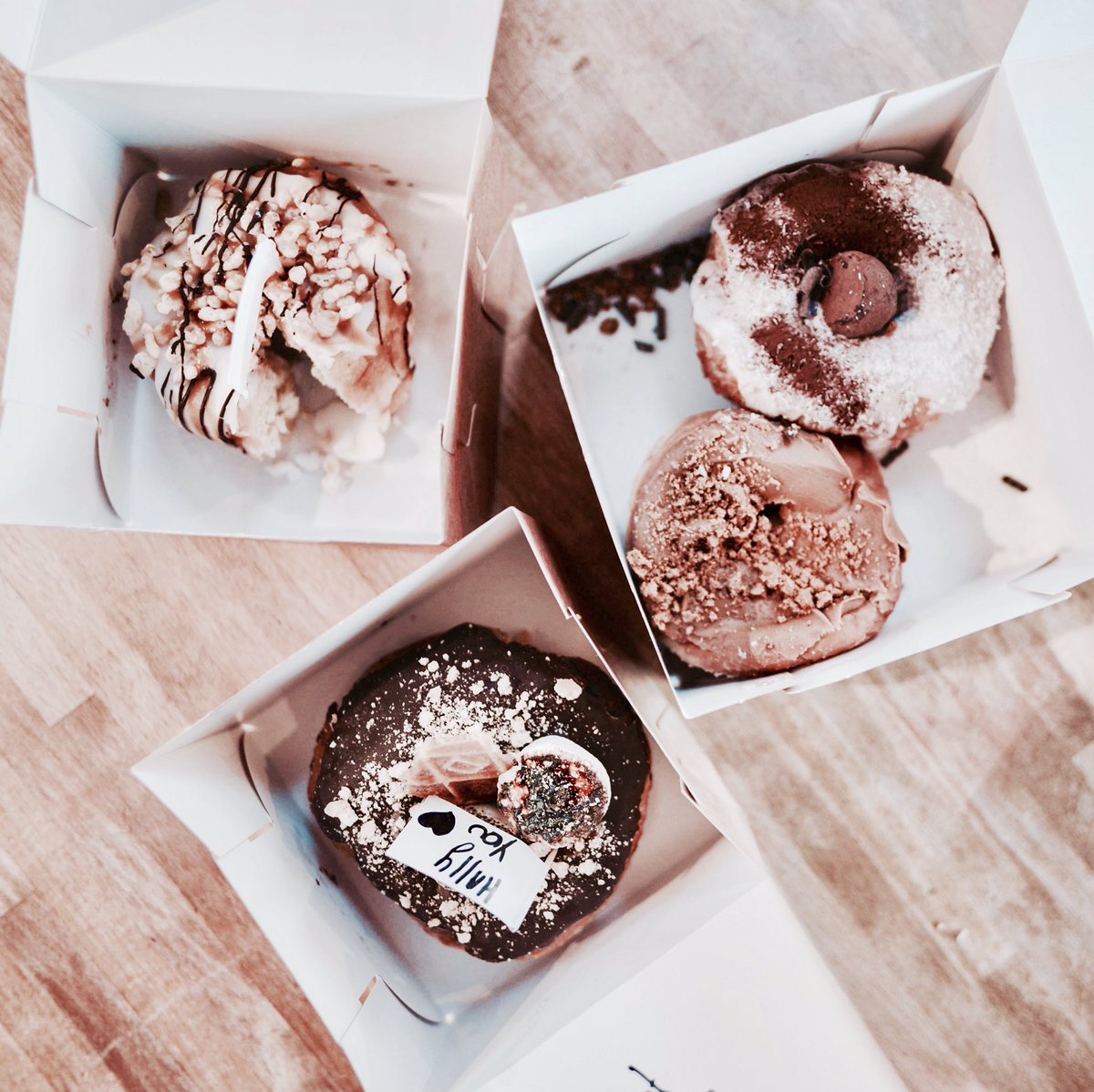 jessiethijs's tweet photo. Was ik niet op dieet?:D de kleine zus was gisteren jarig @mariekemeertje yumm🍩🍩 #cocodonuts #birthday #yumm #presents #donuts #sister https://t.co/3dQtM3B3V0