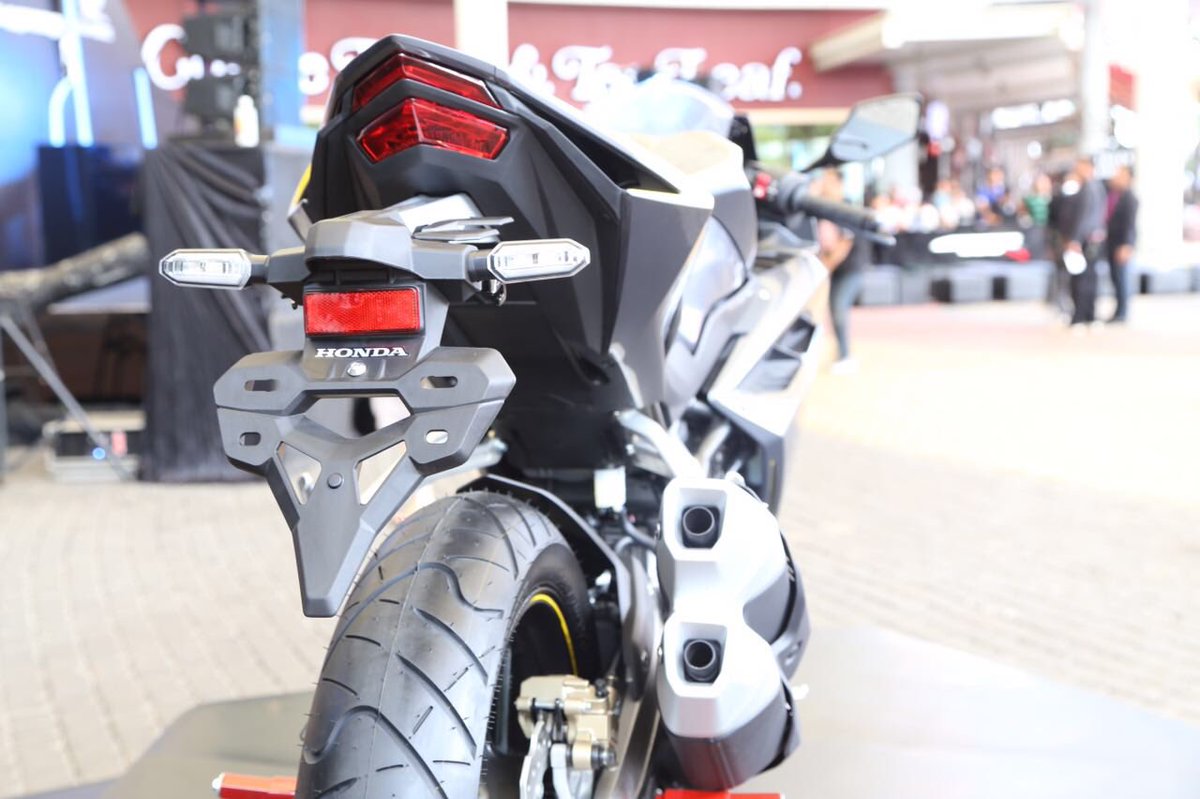 WahanaHonda's tweet photo. Bukan cuma depannya lho yang LED, tail nya juga LED. Jadi pasti keliatan sama orang lain yang di belakang kalo lagi riding. #CBR250RRTGR https://t.co/EHc9rqQfTP