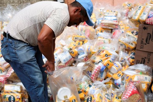 InformadorVeraz's tweet photo. Agarren ese trompo en la uña, las nuevas bolsas de los Clap tendrán un costo general de Bs. 10.000 https://t.co/cYSTr6ST8T https://t.co/0tQCpFXZDD