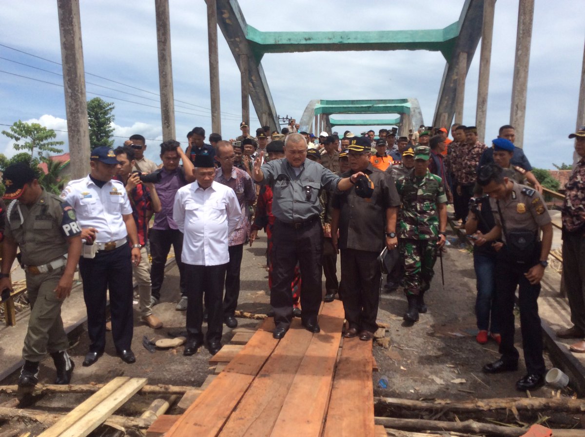 AgusfotoSumsel's tweet photo. Gubernur Sumsel @alexnoerdin meninjau jembatan Gunung Batu Cempaka Kab OKU Timur yg putus Karena banjir https://t.co/fc9wUngEkK