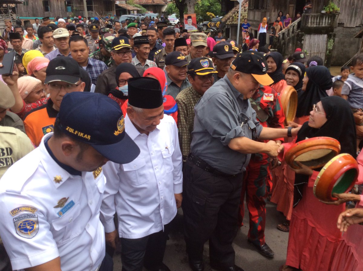 AgusfotoSumsel's tweet photo. Gubernur Sumsel @alexnoerdin meninjau jembatan Gunung Batu Cempaka Kab OKU Timur yg putus Karena banjir https://t.co/fc9wUngEkK