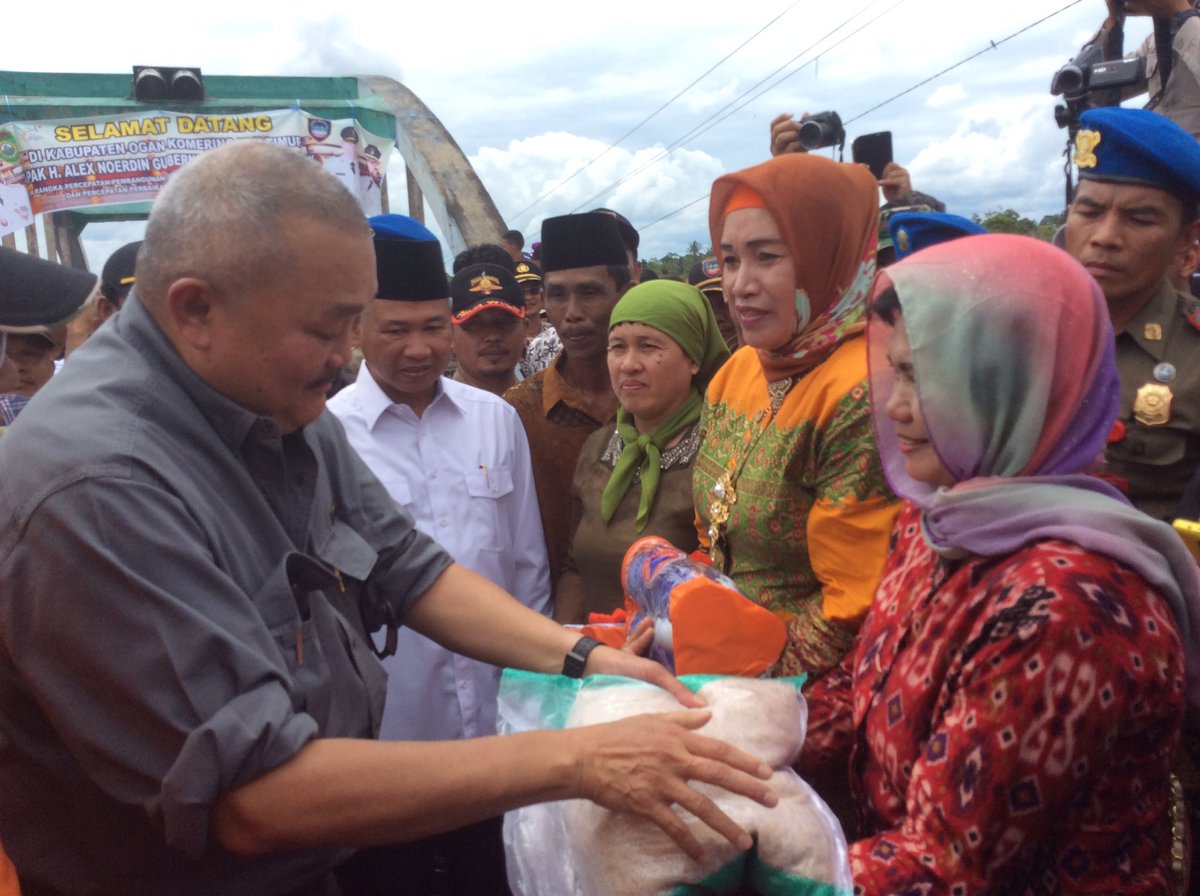 AgusfotoSumsel's tweet photo. Gubernur Sumsel @alexnoerdin meninjau jembatan Gunung Batu Cempaka Kab OKU Timur yg putus Karena banjir https://t.co/fc9wUngEkK