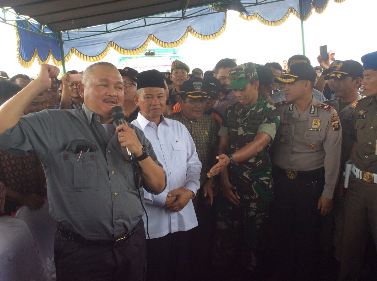AgusfotoSumsel's tweet photo. Gubernur Sumsel @alexnoerdin meninjau jembatan Gunung Batu Cempaka Kab OKU Timur yg putus Karena banjir https://t.co/fc9wUngEkK