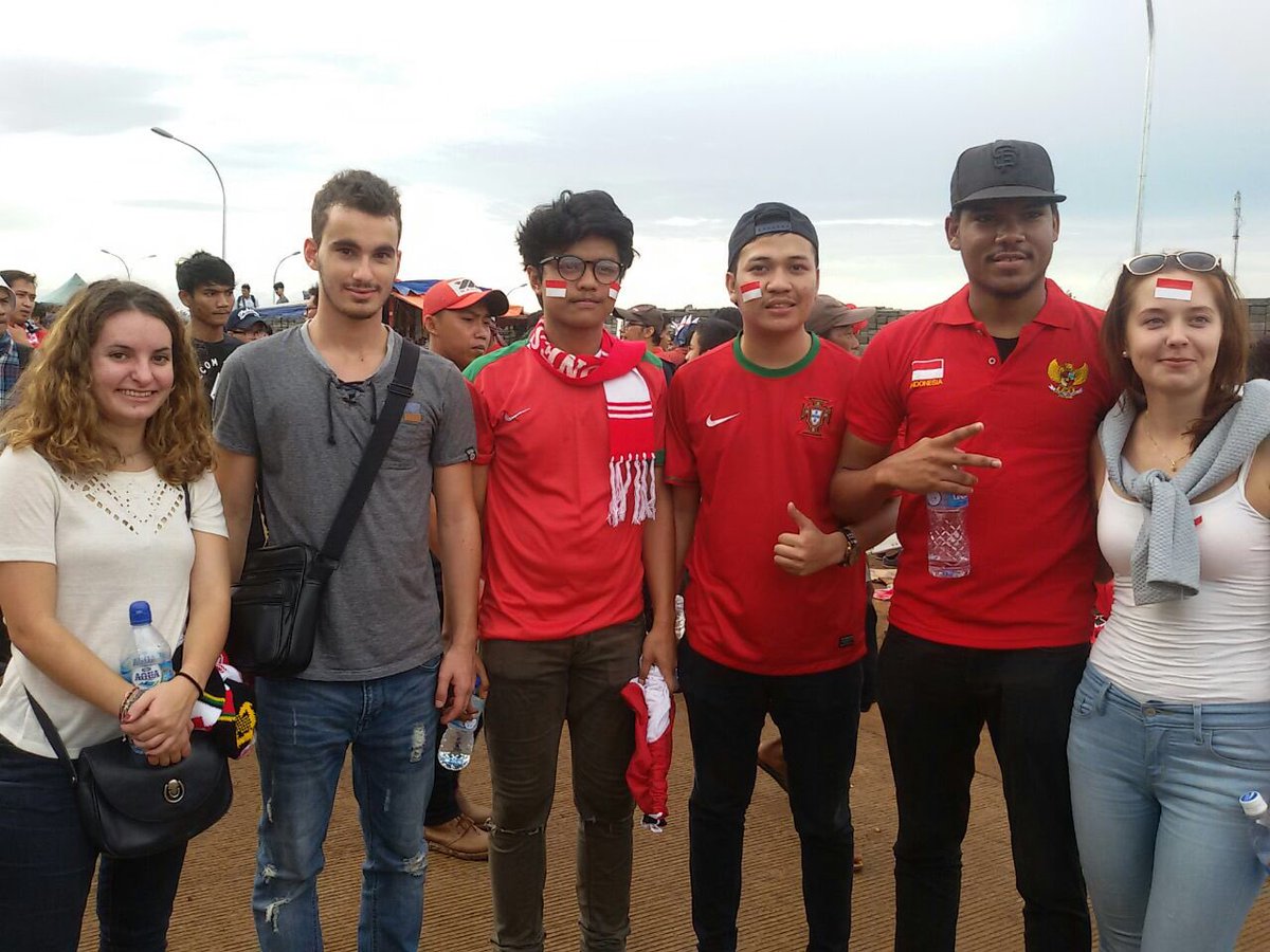 BolaSportcom's tweet photo. Aleksandra Wojnicka dr Polandia &amp; tmn" kampusnya dtg utk mendukung timnas Indonesia #BanggaGarudaKita https://t.co/VebModFO02
