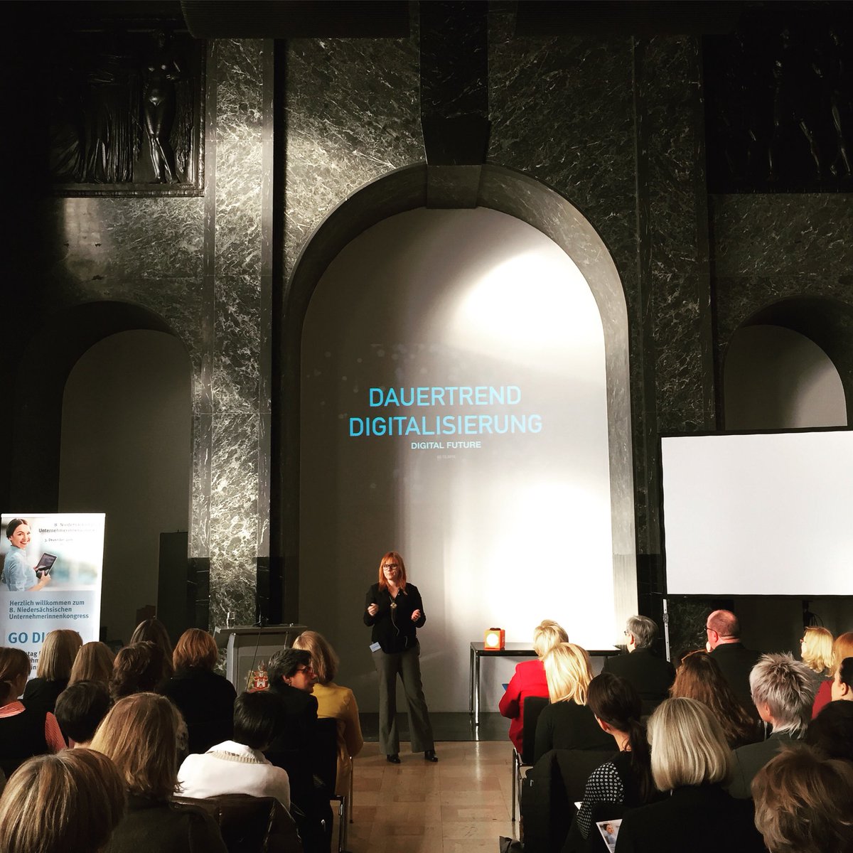 hannoverimpuls's tweet photo. "Ein #Megatrend ist rückschlags-resistent", sagt Theresa Schleicher v. #Zukunftsinsitut in ihrer Keynote zur #Digitalisierung beim #uko2016 https://t.co/vw0cKhraok