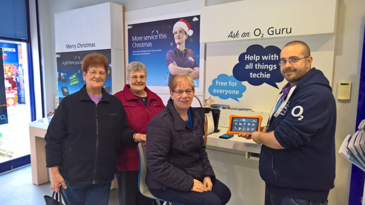 guruboston2's tweet image. #Azoomee showcase for these ladies this morning. Ideas for Xmas from #o2boston. Pop in for a demo on Azoomee. #celfone #guru
