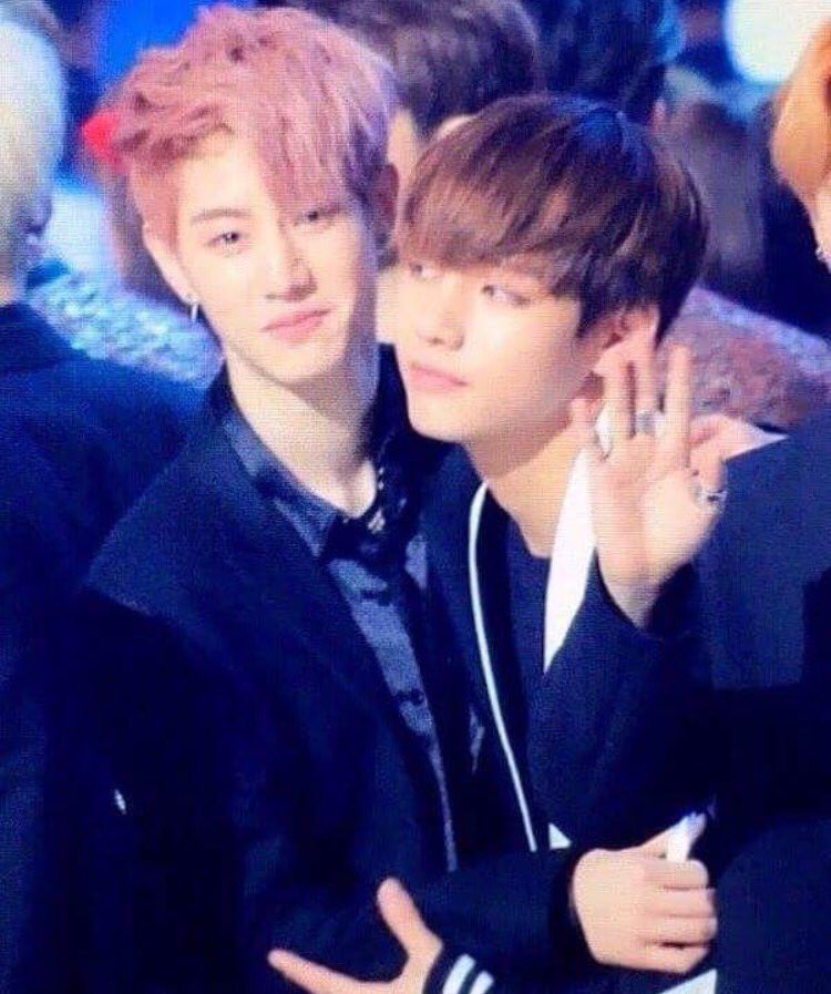 vvatduhfff_'s tweet image. หน้าบ่าววีตอนกอดนี่หื้มมมม  ฟิคมามั้ยยสักเรื่อง5555 บ่าววีมีความอยากสีมัคตลอด ตั้ลล้าคคคค #vmark #gotbangtan