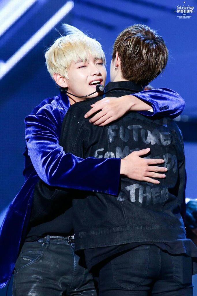 vvatduhfff_'s tweet image. หน้าบ่าววีตอนกอดนี่หื้มมมม  ฟิคมามั้ยยสักเรื่อง5555 บ่าววีมีความอยากสีมัคตลอด ตั้ลล้าคคคค #vmark #gotbangtan