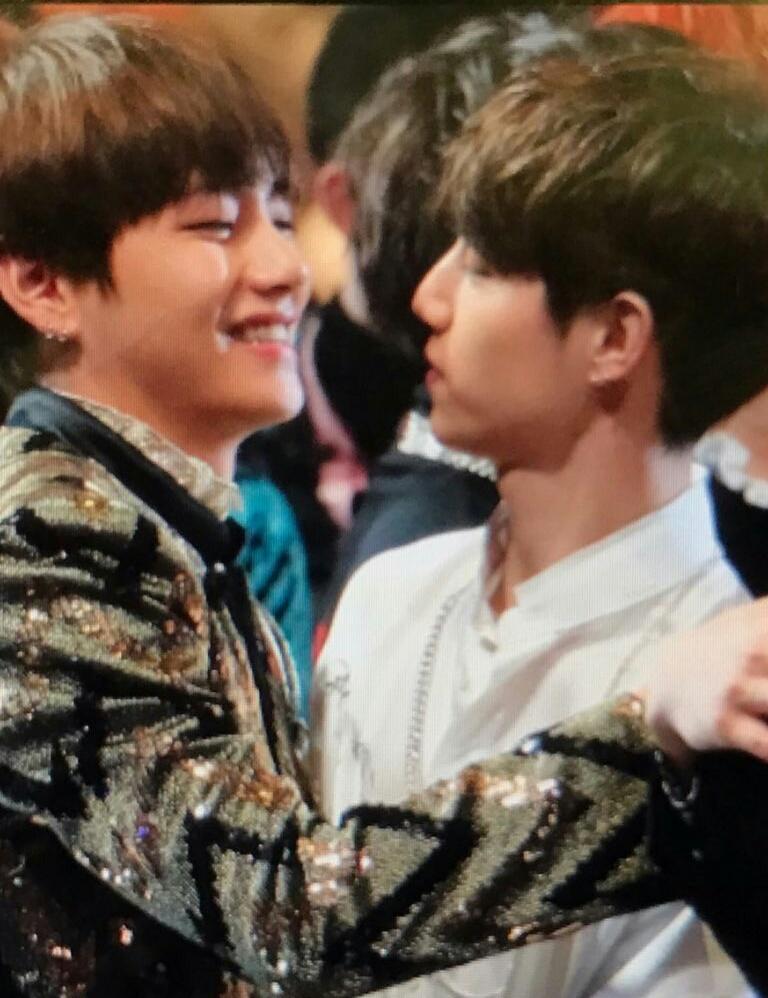 vvatduhfff_'s tweet image. หน้าบ่าววีตอนกอดนี่หื้มมมม  ฟิคมามั้ยยสักเรื่อง5555 บ่าววีมีความอยากสีมัคตลอด ตั้ลล้าคคคค #vmark #gotbangtan