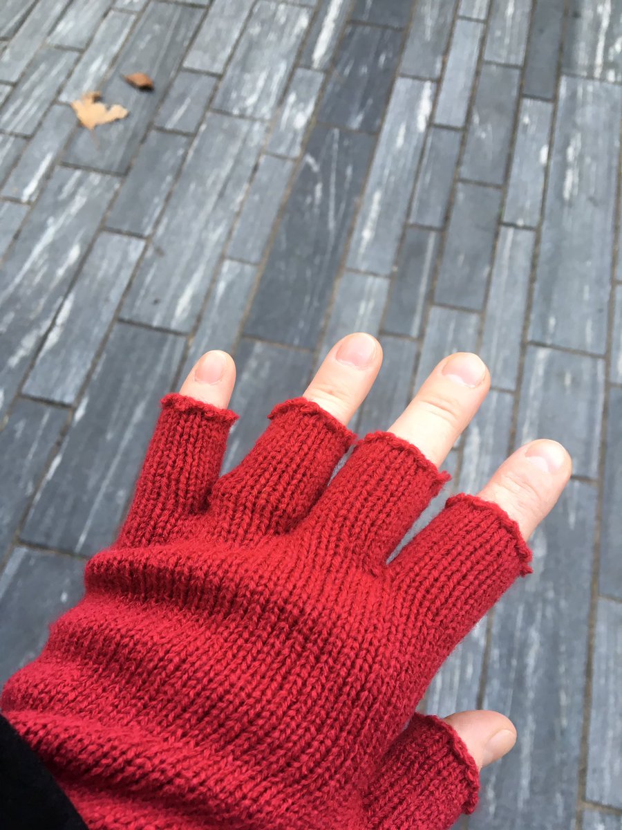 HarrietAdie's tweet photo. Festive fingerless gloves at the ready to entertain Christmas shoppers on the King's Road today! #londonharpist #Christmas https://t.co/L6WKceNPET