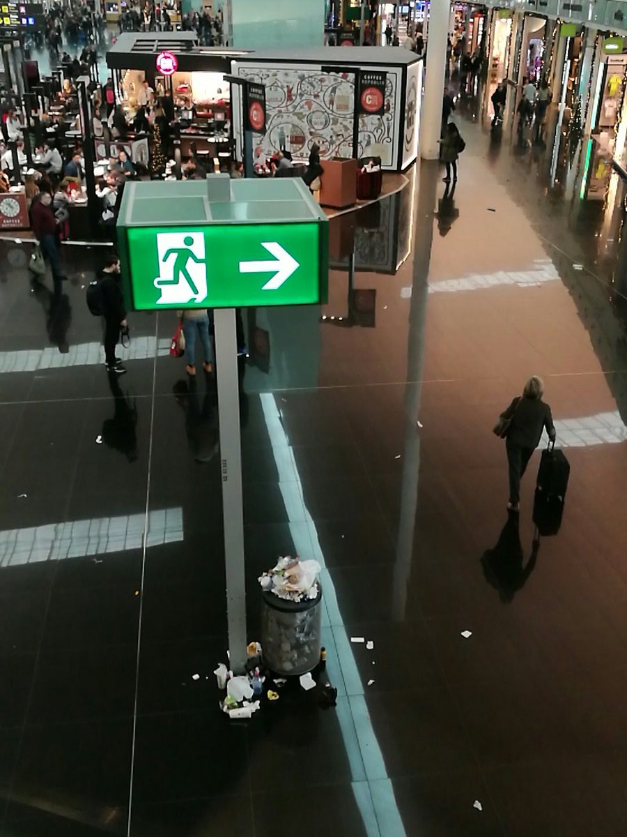 JuditSar's tweet photo. Mother of shame #Generalitat  #aeroportdelprat https://t.co/Nv2YwngqoX