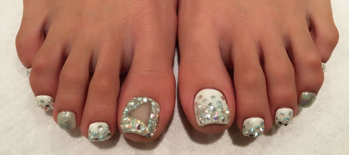 みちょぱ 池田美優 渋谷のgloryにてnewnail 前回真っ黒だったから 今回は白ときらきら な感じ ミラー ネイルとはちょっと違った オーロラ が派手でかわよい 今回もフットおそろい 両手人差し指以外自爪でっせ