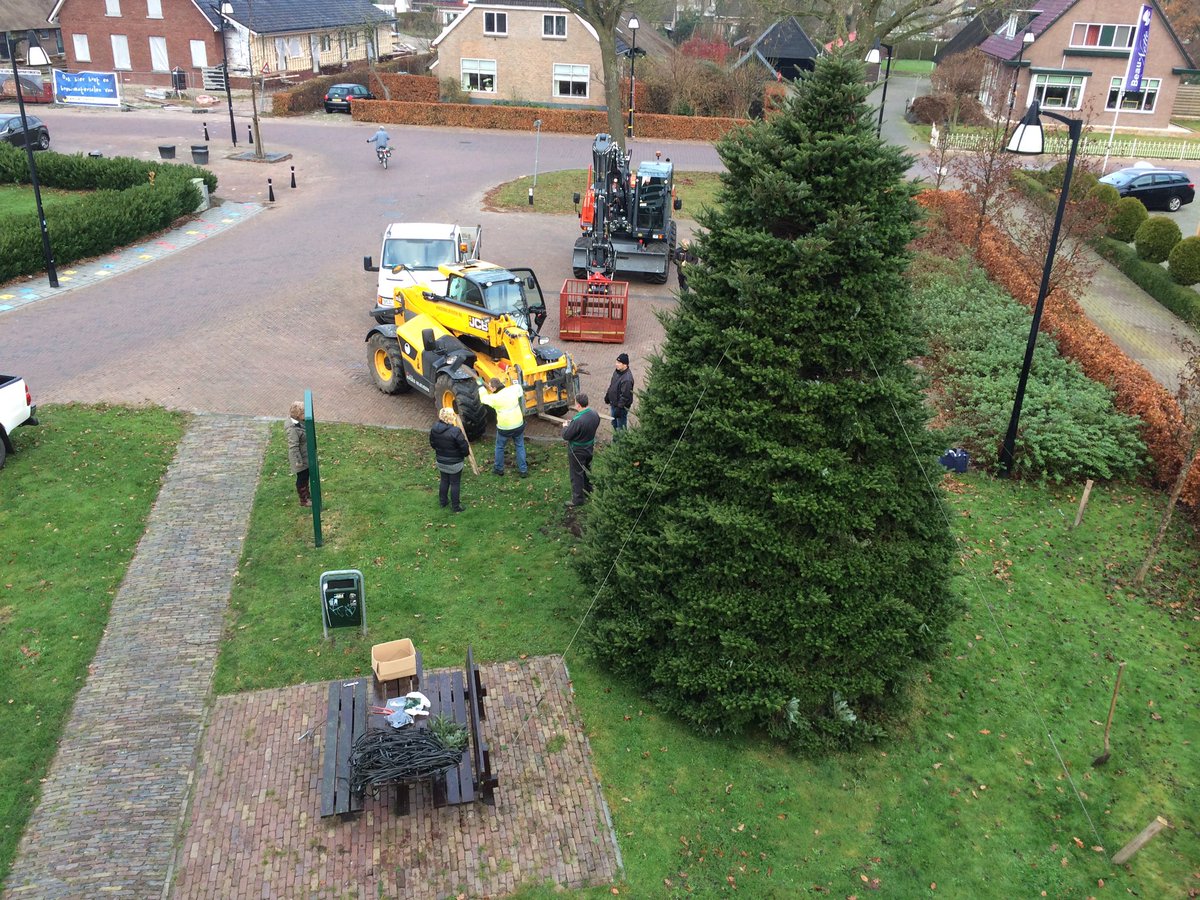 StamNico's tweet photo. Ook van boven een schitterende #kerstboom van @UITNijeveen  #eendrachtmaaktmacht #kerst2016 #Nijeveen #dorpmetallure https://t.co/II4M84HCV3
