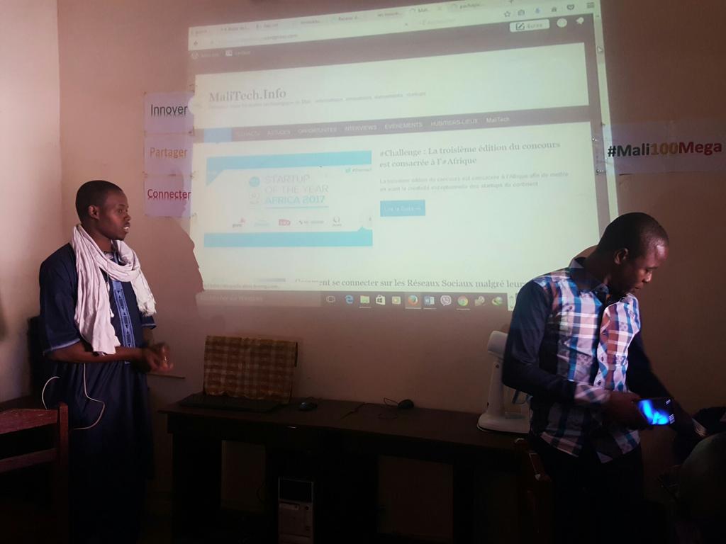 SankoreLabs's tweet photo. #BlogGarage de @Doniblogmali dans nos locaux avec les présentations des blogs de @Fatittystar @pachaboul @kmsbeker https://t.co/nx0Ye46zub