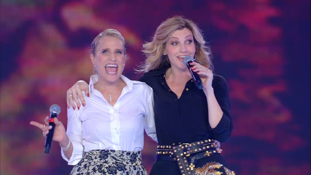 BlogSocialTv1's tweet photo. Sbaraglia la concorrenza ieri in prime time con il grande spettacolo @RaiUno seguito da 4.625.000  punte oltre i 5 milioni #nemicamatissima https://t.co/lSBGrecXw0
