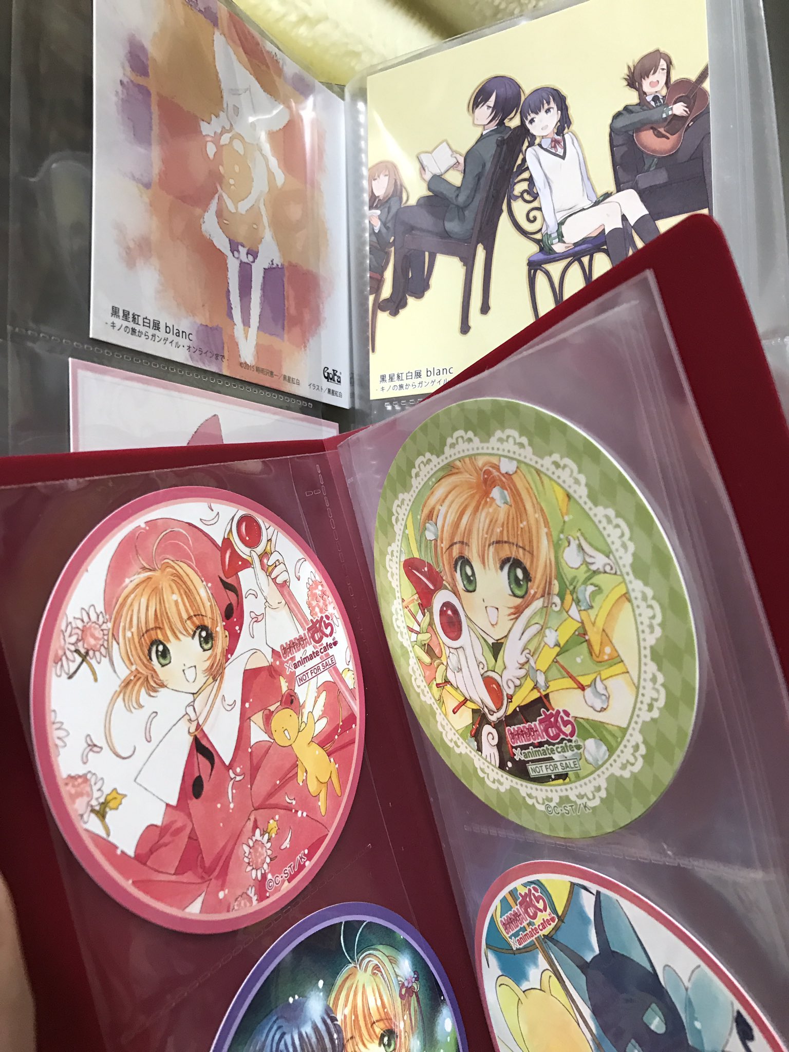 ひか En Twitter Gofaで買ったホルダーと アニメイトカフェで買ったコースターホルダーの大きさが同じと気付いて落胆している Gofaのは表紙に入れるキノのイラストが欲しかったのだし 後に買ったアニカフェの方が脱落防止仕様で機能面は優れているんだけどね