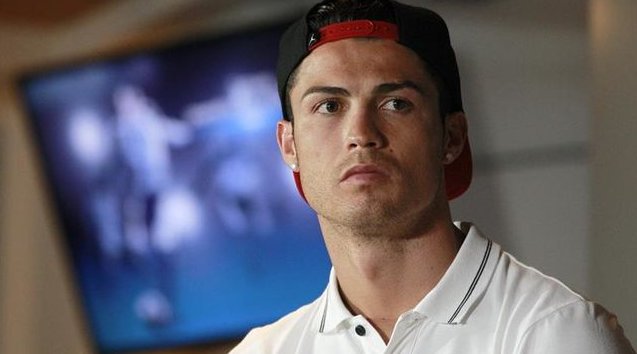 eldiarioes's tweet photo. El juez intenta prohibir a El Mundo publicar la información que vincula a Ronaldo y Mourinho con paraísos fiscales https://t.co/eWQtV1SjwB https://t.co/p7XDtM3Zqn